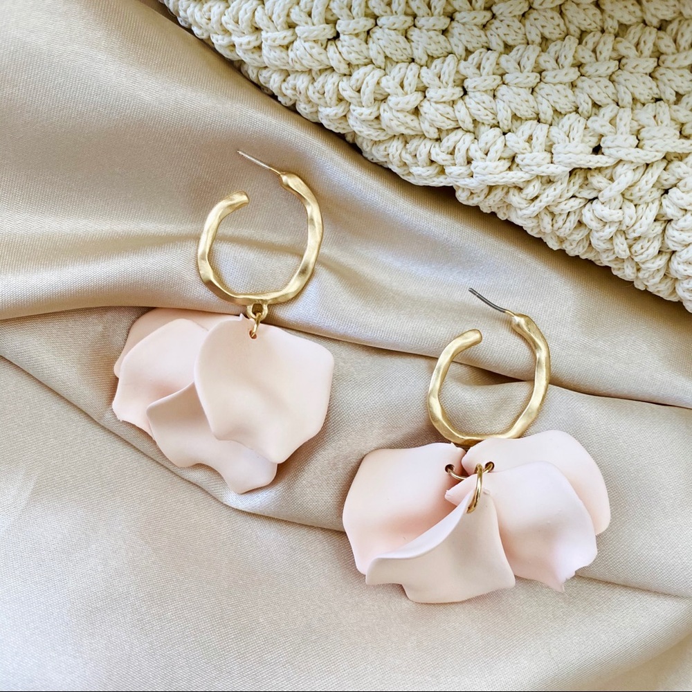 💙💕LAST ONE Cream White Flower Panel  Earrings - Picture 4 of 9